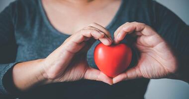 mujer mano participación un corazón símbolo, mundo corazón día, donación, cuidando para caridad, concepto foto