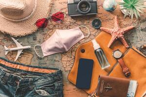 proteger covid-19 mientras de viaje. viaje accesorios disfraces pasaportes, equipaje, el costo de viaje mapas preparado para el viaje .concepto nuevo normal estilo de vida foto