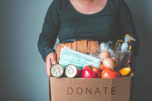 voluntarios con donación cajas para el necesitado y proporcionar esencial suministros a ayuda durante el Plaga COVID-19. foto