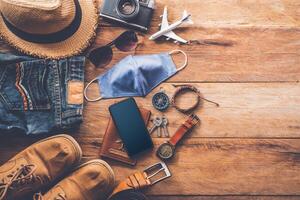 proteger covid-19 mientras de viaje. viaje accesorios disfraces pasaportes, equipaje, el costo de viaje mapas preparado para el viaje .concepto nuevo normal estilo de vida foto