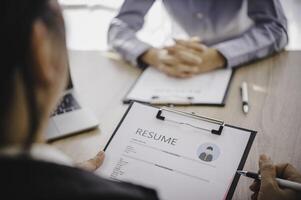 humano recurso gerente es explicando el trabajo a el trabajo buscador antes de relleno fuera un currículum en el solicitud formar a considerar aceptar para empleo en el compañía. foto