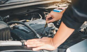 mantenimiento técnico es haciendo un preliminar inspección de el motor a ser Listo a usar. concepto de coche mantenimiento foto