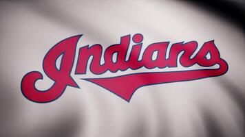 EUA - Novo Iorque, 12 agosto 2018. bandeira do a Cleveland índios, americano profissional beisebol equipe - laço. acenando bandeira com Cleveland índios profissional equipe logotipo. editorial cenas video