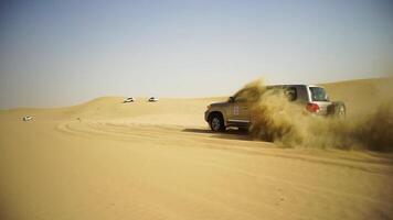 suv viagem para turistas dentro a deserto. estoque. grupo do pessoas dirigindo fora estrada carro dentro a Vietnã deserto durante uma safári. trupe do amigos tendo Diversão em duna areia. conceito do autêntico aventura video