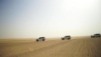 suv reis voor toeristen in de woestijn. voorraad. groep van mensen het rijden uit weg auto in de Vietnam woestijn gedurende een safari. gezelschap van vrienden hebben pret Aan duin zand. concept van authentiek avontuur video