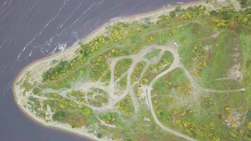 antenne visie Aan rand van schiereiland. klem. top visie antenne beeld van dar van een verbijsterend mooi zee landschap strand met turkoois water. antenne visie van eiland strand video