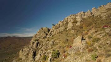 monument vallée aérien bleu ciel vue avec arbre sur le falaise bord. tir. magnifique rochers avec solitaire des arbres sur le bord avec vert champ et bleu nuageux ciel Contexte. video