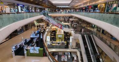 tailandia, Bangkok junio 10, 2017. personas en movimiento en escaleras mecánicas a el moderno compras centro comercial. multitud en el centro comercial lapso de tiempo video