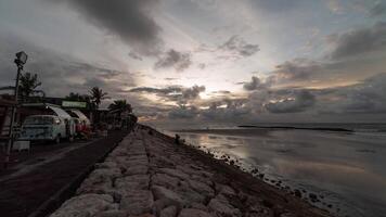 Bali, Indonésie - nuageux le coucher du soleil à Découverte Kuta plage temps laps video