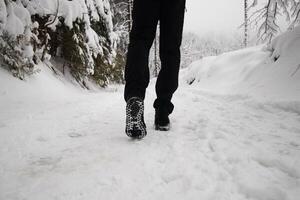 Disparo de botas lodoso desde nieve en beskydy montañas en el oriental parte de el checo república. blanco hada cuento en invierno meses foto