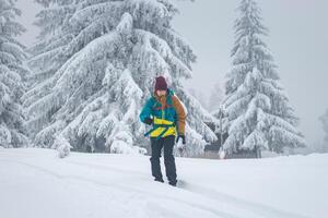 joven atleta Snowboarding en gratis paseo en beskydy montañas, checo república. Snowboarding en salvaje naturaleza. libertad de movimiento foto