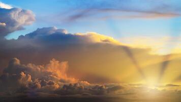 rayos de ligero brillante mediante nubes, dramático cielo con nube foto