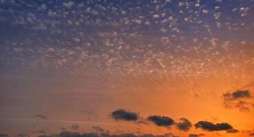 panorama de el amarillo cielo con lujoso nubes a puesta de sol foto