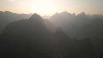 scénique le coucher du soleil dans le montagnes, vietnam video