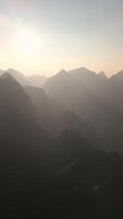 cênico pôr do sol dentro a montanhas, Vietnã video