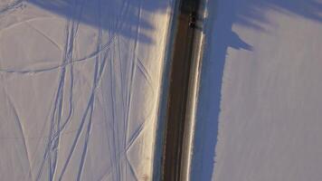 Antenne Aussicht Über schneebedeckt Feld und Straße. das Auto auf das Straße im das Tundra, oben Aussicht video