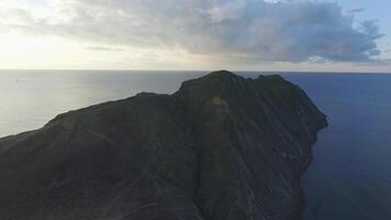 Antenne zum das atlantisch Ozean Aussicht von wunderbar felsig Klippen. Schuss. Blau Meer Aussicht von das Felsen beim das Horizont im ein sonnig Tag. video