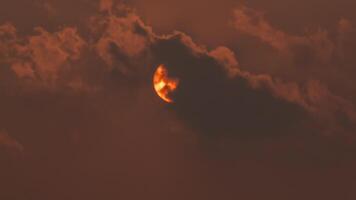 timelapse av dramatisk soluppgång med orange himmel i en solig dag. video