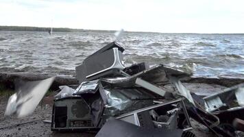 le concept de destruction de technologie. briser une ordinateur avec une luge marteau. énorme marteau fracasse ordinateur, PC video