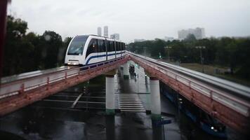 cinemagraph - treno su elevato brani entro edifici a il ciclo continuo, bicchiere e acciaio ponte fra edifici. treno nel il città video