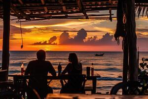 ai generado un Pareja bebidas vino en un café en contra el fondo de un puesta de sol a mar. siluetas de personas foto