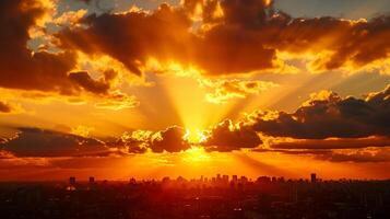 ai generado maravilloso foto de puesta de sol terminado ciudad horizonte. el Dom es parcialmente oscurecido por nubes, fundición un formación de dorado rayos a través de el cielo ai generado