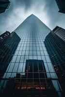 ai generado imagen muestra alto rascacielos alcanzando dentro un nublado cielo. el edificio es construido con reflexivo vaso paneles ese espejo el rodeando edificios y cielo ai generado foto