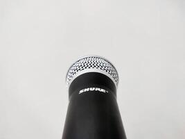 shure inalámbrico micrófono aislado en un blanco fondo, Surakarta, Indonesia - diciembre 9, 2023 foto