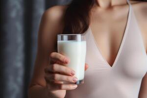 ai generado joven mujer bebidas rico en calcio Leche para fuerte huesos. foto