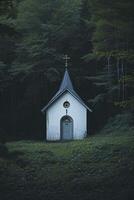 ai generado pequeño blanco Iglesia con un gris techo, situado a el borde de un denso, oscuro bosque ai generado foto