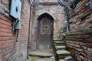 ai generado imagen muestra estrecho callejón Entre dos antiguo ladrillo edificios uno edificio tiene bruto, desigual ladrillos mientras el otro aparece mas suave con oscuro tono ai generado foto