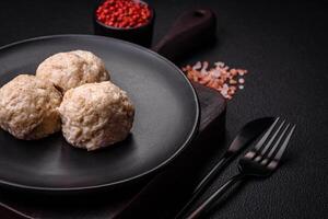 delicioso sano al vapor pollo chuletas o picado albóndigas foto