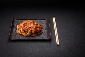 delicioso asiático udon plato con verduras, hongos, sal y especias foto