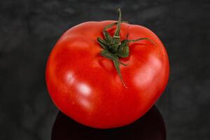 maduro sabroso y jugoso tomate aislado foto