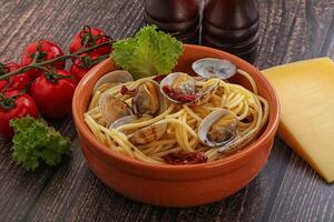 pasta con vongole y tomate foto