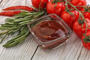 salsa barbacoa de tomate en el bol foto