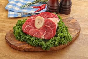 carne cruda de res de osobuco para cocinar foto