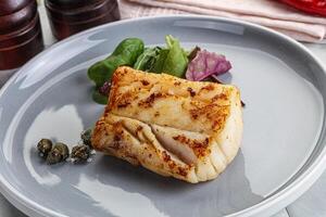 asado bacalao pescado filete con ensalada foto
