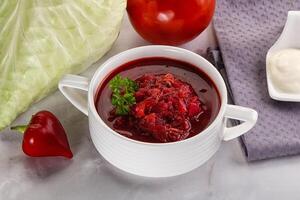 borsch sopa con repollo y raíz de remolacha foto