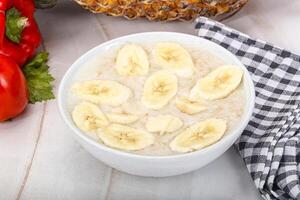 dulce gachas de avena con plátano desayuno foto