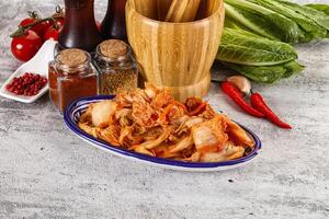 coreano cocina fermentado repollo kimchi foto