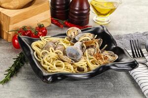 Italian pasta - Spaghetti vongole with clams photo