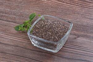 semillas de chía dietéticas en el tazón foto