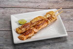 A la parrilla salmón brocheta con salsa foto