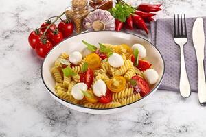 italiano pasta con queso Mozzarella y tomate foto