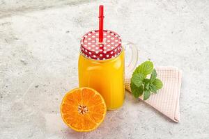 Fresco naranja jugo servido menta foto