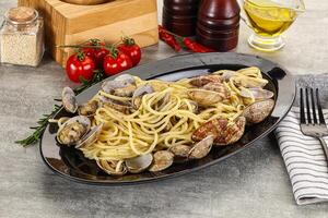 Italian pasta - Spaghetti vongole with clams photo