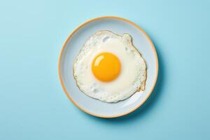 ai generado delicioso desayuno con frito huevo en azul plato foto