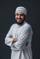 ai generado sonriente islámico hombre en estudio, cultural diversidad retrato foto