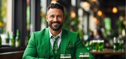 ai generado hombre con vaso de verde cerveza a bar foto